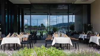 Terrasse des Hotel kommod mit gedeckten Tischen
