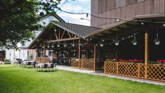 Grosszügige Terrasse des Bangshof mit Holzelementen und gemütlicher Atmosphäre