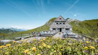 Bergwanderer auf dem Weg zur Pfälzerhütte, eingebettet in alpiner Umgebung