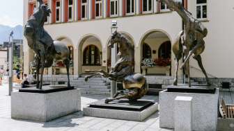 Bronzeskulptur Tre Cavalli von Nag Arnoldi vor dem Regierungsgebäude in Vaduz.