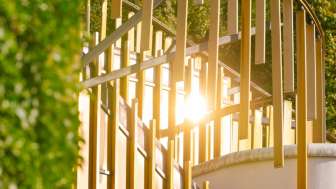Detailaufnahme der goldenen Lamellen der Fassade des Kunstzentrums Vaduz im Gegenlicht der Sonne.