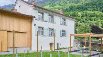 Gartenbereich mit gemütlicher Laube