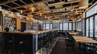 Heller Innenbereich des St. Martins Pub mit Bar, Holzmobiliar und grossen Fensterfronten