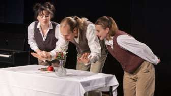 Cie. momoll: Bitte nicht über den Tellerrand stolpern!