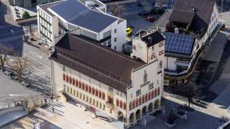 Drohnenaufnahme des Rathauses in Vaduz