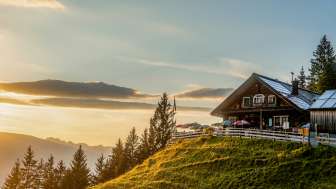 Gafadurahütte bei Sonnenuntergang mit traumhaftem Panorama über das Rheintal und die Alpen
