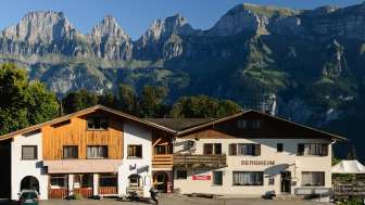 Hotel im Sommer
