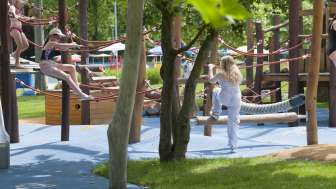 Spielplatz mit verschiedenen Klettergeräten
