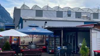 Hornligrill mit Tischen und Bänken im Freien