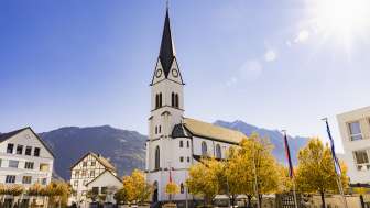 Kirche St. Martin mit Pfrundbauten links daneben