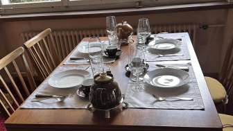 Gedeckter Esstisch im Ferienhaus Bärgrhi