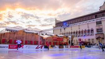 Schlittschuhlaufen auf der bunt beleuchteten Eisfläche von «Vaduz on Ice» auf dem Rathausplatz