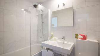 Badezimmer mit Dusche