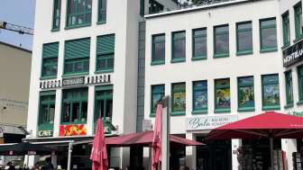 Aussenansicht der Balu Bäckerei Konditorei mit gemütlicher Terrasse