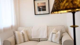 Sofa im Hotelzimmer des Hotel Weinstube
