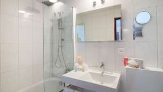 Badezimmer mit Bad