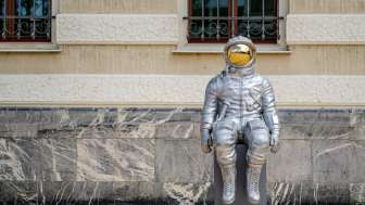Silberne Astronautenskulptur „Raumableiter“ von Max Grüter vor dem Regierungsgebäude in Vaduz – moderne Kunst im öffentlichen Raum.