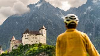 Mountainbiker blickt auf die Burg Gutenberg