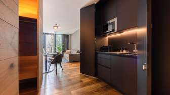 Grosszügiges Zimmer mit moderner Küchenzeile im Hotel kommod