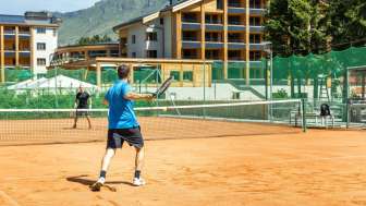 hotel-valbella-resort-arosa-lenzerheide-tennisplat