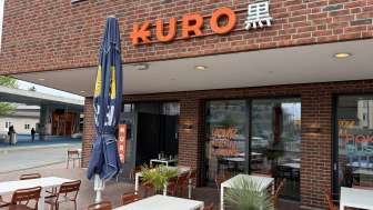 Aussenansicht des Restaurant Kuro mit Tischen im Aussenbereich