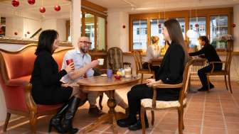 Drei Personen im Keramikcafé in Liechtenstein bei Kaffee und Tee in gemütlicher Lounge-Atmosphäre.