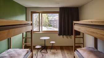 Helles Mehrbettzimmer mit Fensterblick in der Jugendherberge Schaan-Vaduz