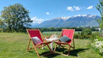 Liegestühle im Garten der Herzli-Suite mit den Alpen im Hintergrund