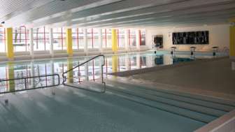 Blick auf das Becken im Hallenbad Balzers