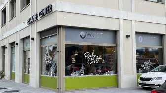 Außenansicht der Bäckerei Wüst in Eschen mit großen Schaufenstern und moderner Beschriftung