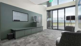 Eingangsbereich mit Self Check-in im b_smart motel