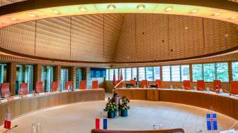 Moderne Architektur und Sitzungssaal des Landtagsgebäudes in Vaduz – Sitz des liechtensteinischen Parlaments.
