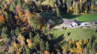 Das Gasthaus Fuchsacker liegt mitten in der Natur mit Wald und Wiesen