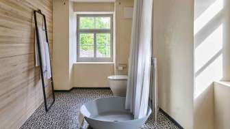Grosszügiges, modernes Badezimmer mit Dusche