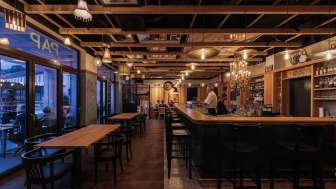 Gemütlicher Innenraum des St. Martins Pub mit stilvoller Bar und Holzbalkendecke bei Abendbeleuchtung