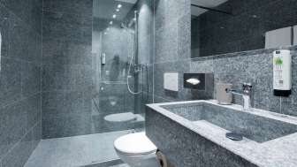 Badezimmer im Vaduzerhof by b_smart