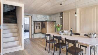 Esszimmer mit Esstisch und grossem Kastenofen