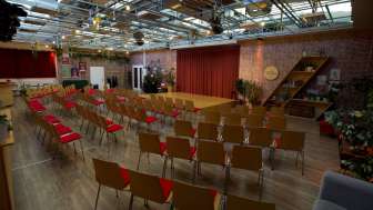 Grosser, lichtdurchfluteter Veranstaltungsraum der Kreativ Akademie mit Bühne