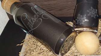 Flaschen und Gläser