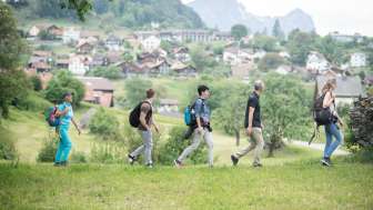 Durch Wiese und Wald
