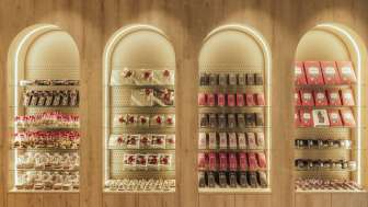 Dekoratives Wandregal mit stilvoll angeordneten Pralinenschachteln und feinen Leckereien