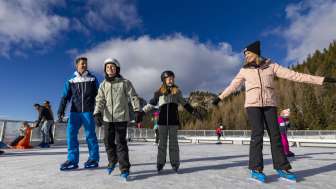 Familie beim Schlittschuhlaufen in Malbun