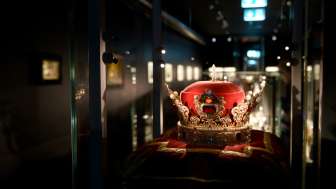 Der Fürstenhut in einer Vitrine der Liechtensteinischen SchatzKammer