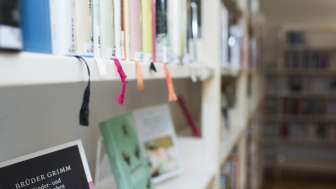 Nahaufnahme eines Bücherregals mit farbigen Lesebändchen in der Landesbibliothek in Vaduz.