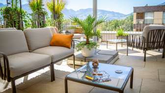 Terrassensitzplatz mit Cocktails und Blick auf die Liechtensteiner Alpen