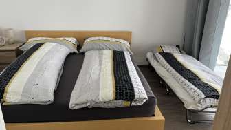 Schlafzimmer mit Klappbett