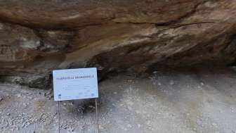Schild zur Höhle