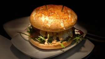 Detailaufnahme eines leckeren Burgers im American Diner 1950