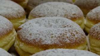 Detailaufnahme von Krapfen mit Staubzucker