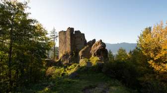 Ruine der Burg Schalun bei Vaduz in Liechtenstein, eindrucksvoll auf einem Felsvorsprung gelegen mit Blick auf die Alpen.